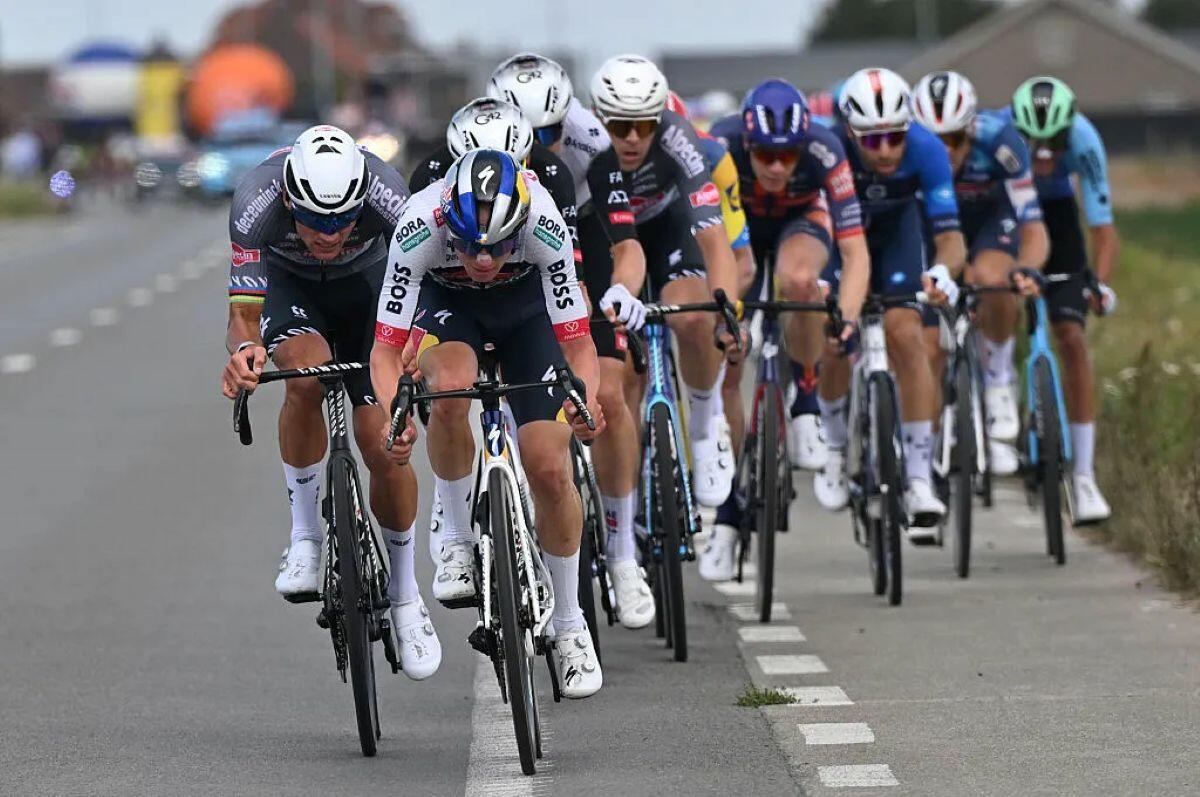 Van der Poel sorpreso dai ventagli nella seconda parte del plotone, con lui Olav Kooij ©Getty Images