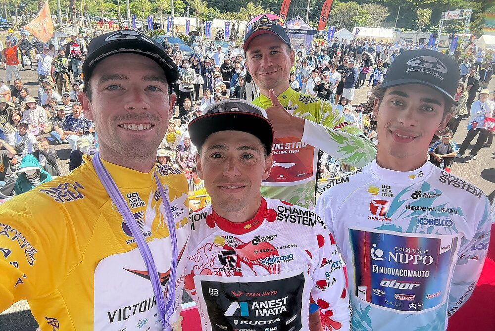 Selfie per i vincitori delle maglie del Tour de Kumano 