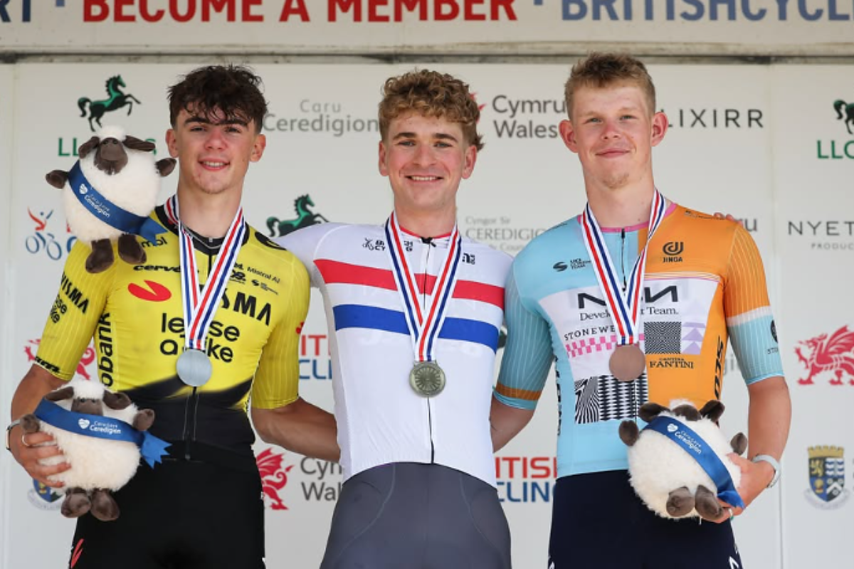 Finlay Tarling sul podio dei campionati britannici U23 a cronometro ©SWPix (da Beicio Cymru)