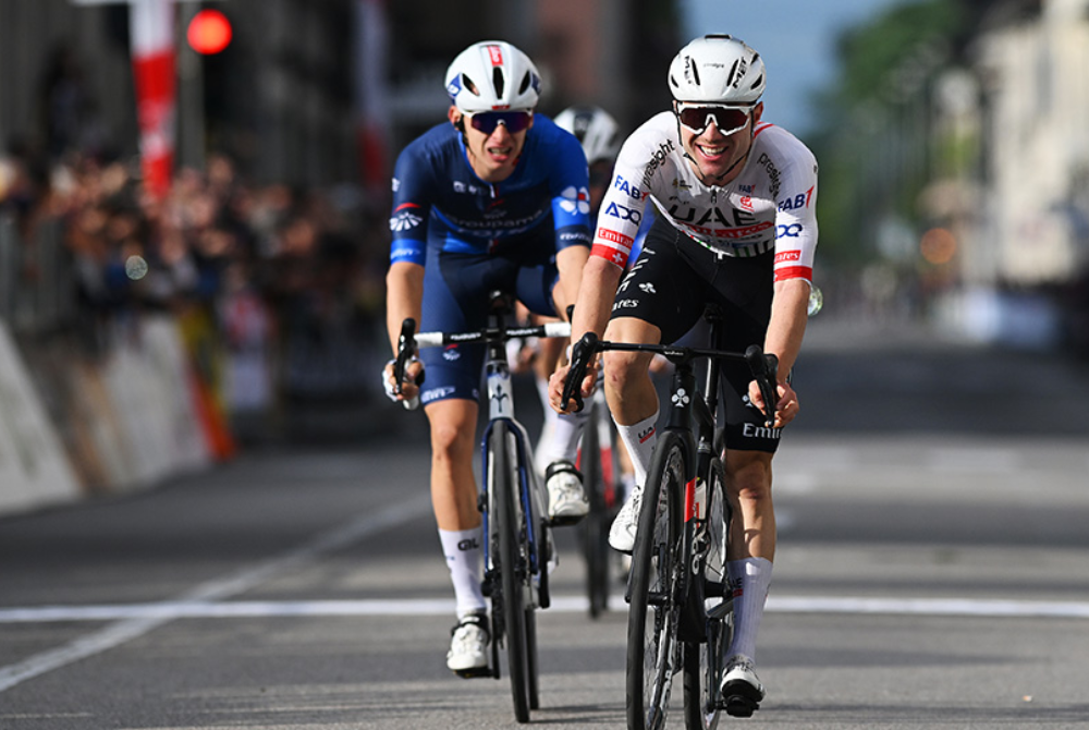 Marc Hirschi sorride dopo la vittoria nella Coppa Agostoni 2024 © Getty Images