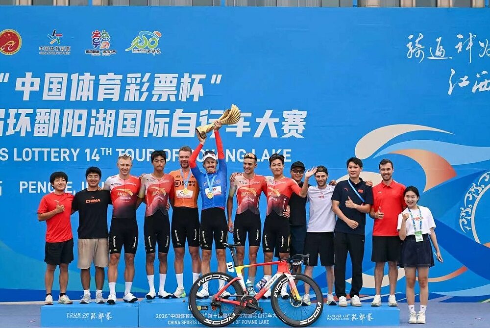 Alexander Konychev festeggia con la sua squadra la vittoria al Tour of Poyang Lake