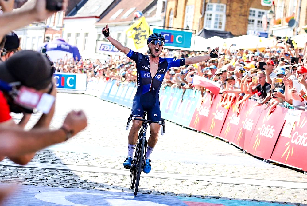 Valentin Madouas arriva in solitaria sul traguardo di Cassel per il suo primo titolo nazionale. (C) Groupama-FDJ Twitter