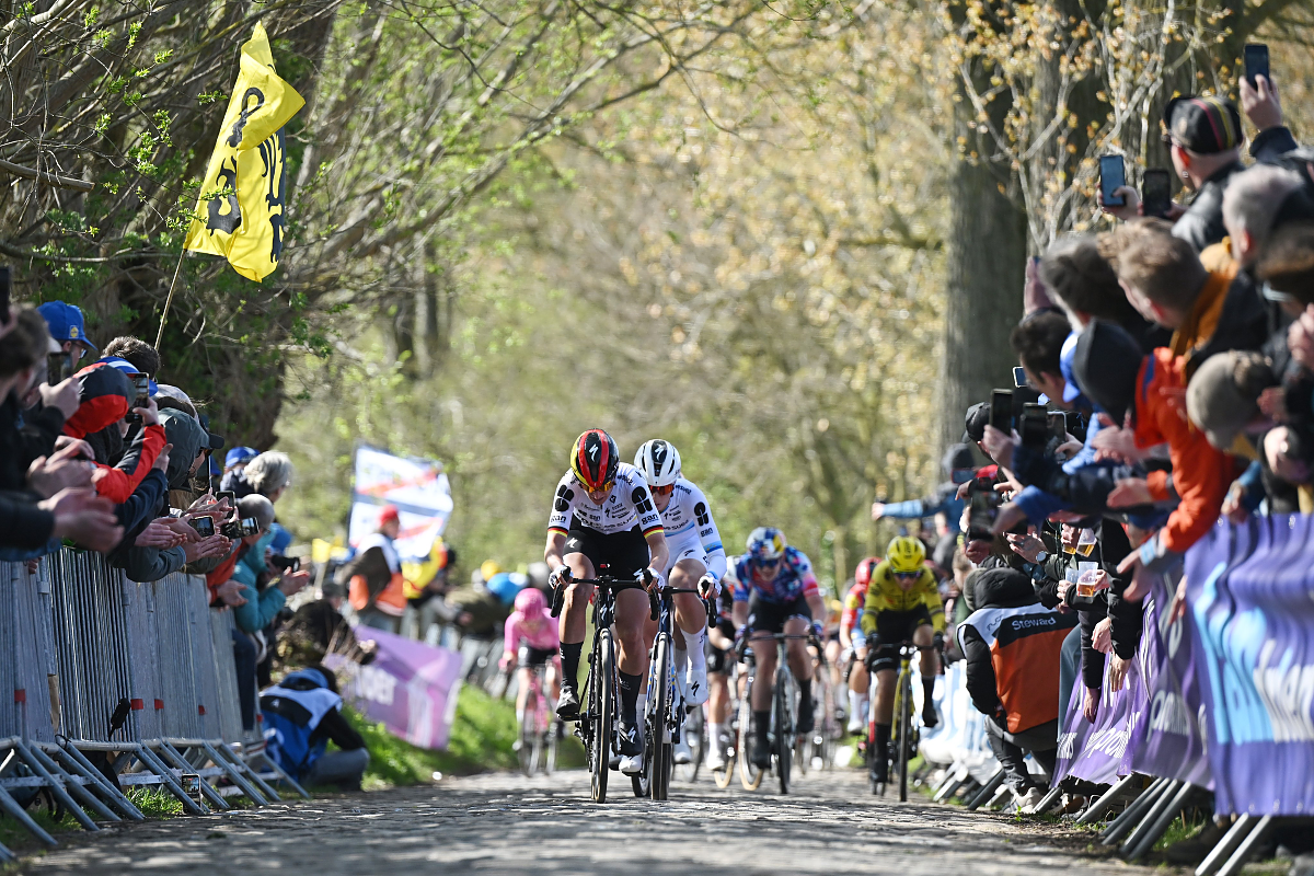 Franziska Koch in testa al gruppo con Vollering a ruota ©UCI WWT
