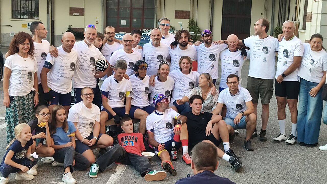 L'arrivo dei partecipanti all'ultima panchina