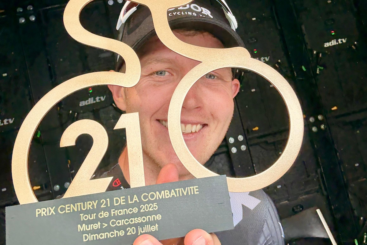 Michael Storer con il premio della combattività ©Tour de France