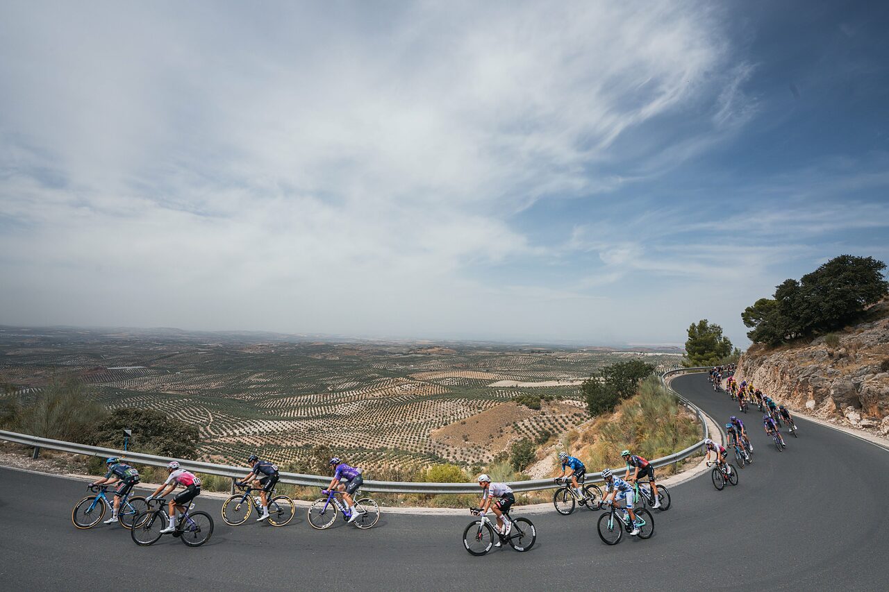 I corridori in fuga durante la quattordicesima tappa della Vuelta a España 2026 © La Vuelta / cxcling via X