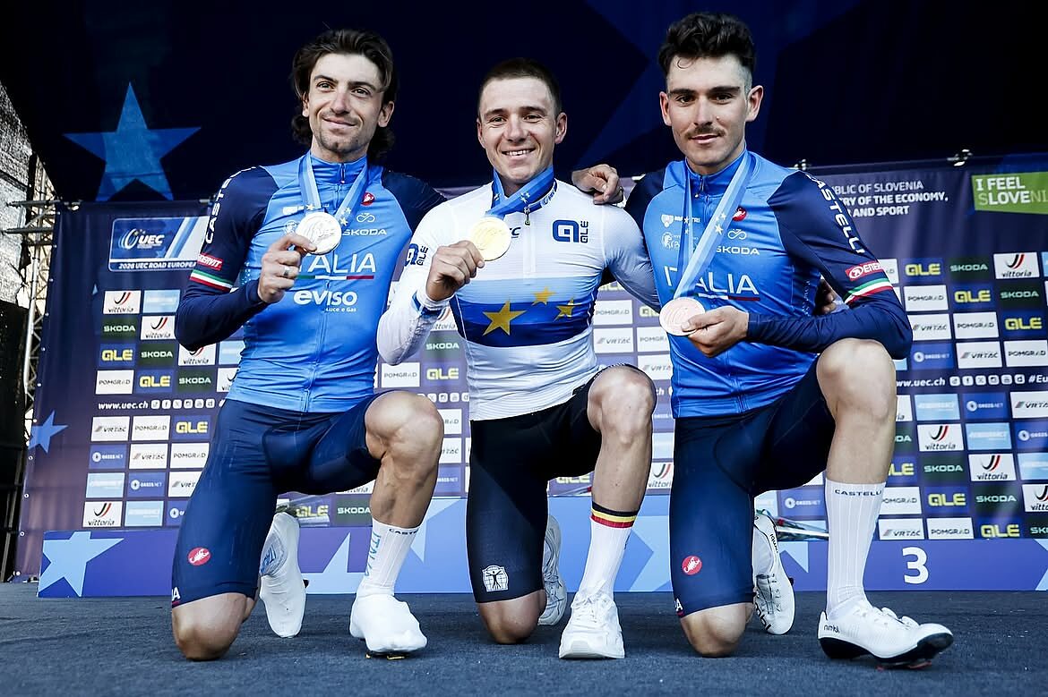 Giulio Ciccone, Remco Evenepoel e Christian Scaroni sul podio degli Europei su strada 2026 ©FCI