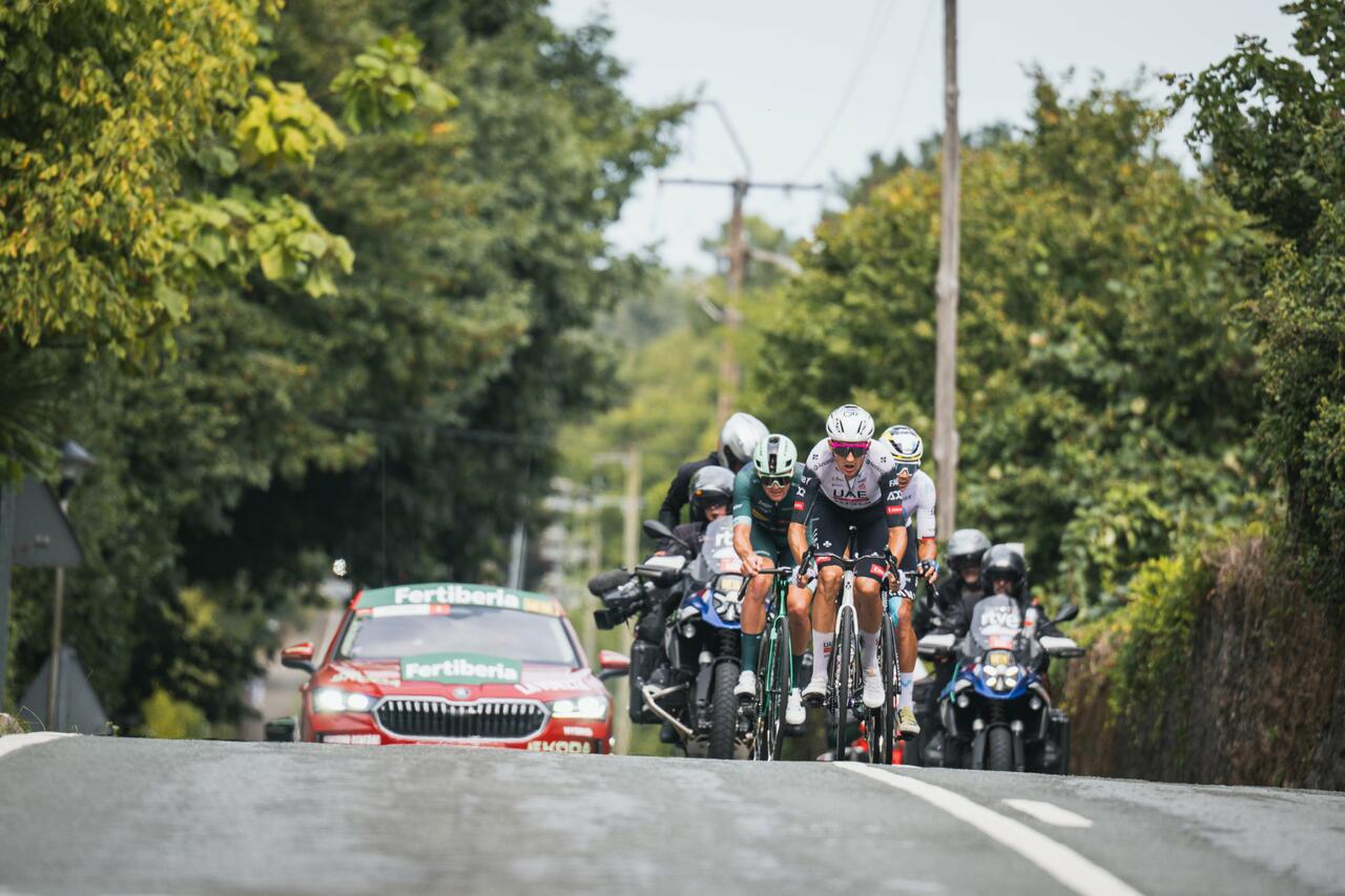 Aular, Pedersen e Soler in fuga durante l'undicesima tappa della Vuelta a España 2025 © La Vuelta / Cxcling via X