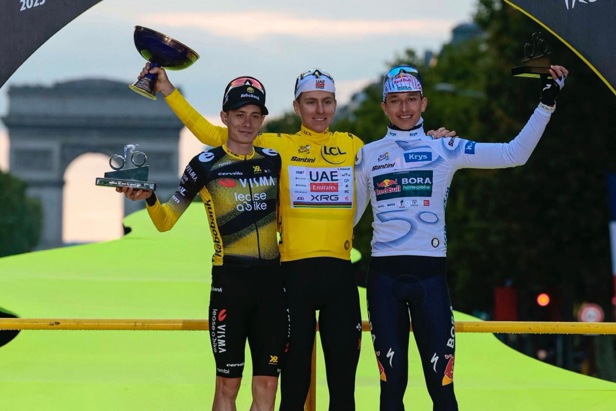 Tadej Pogačar sul podio finale con Vingegaard e Lipowitz ©UAE Team Emirates