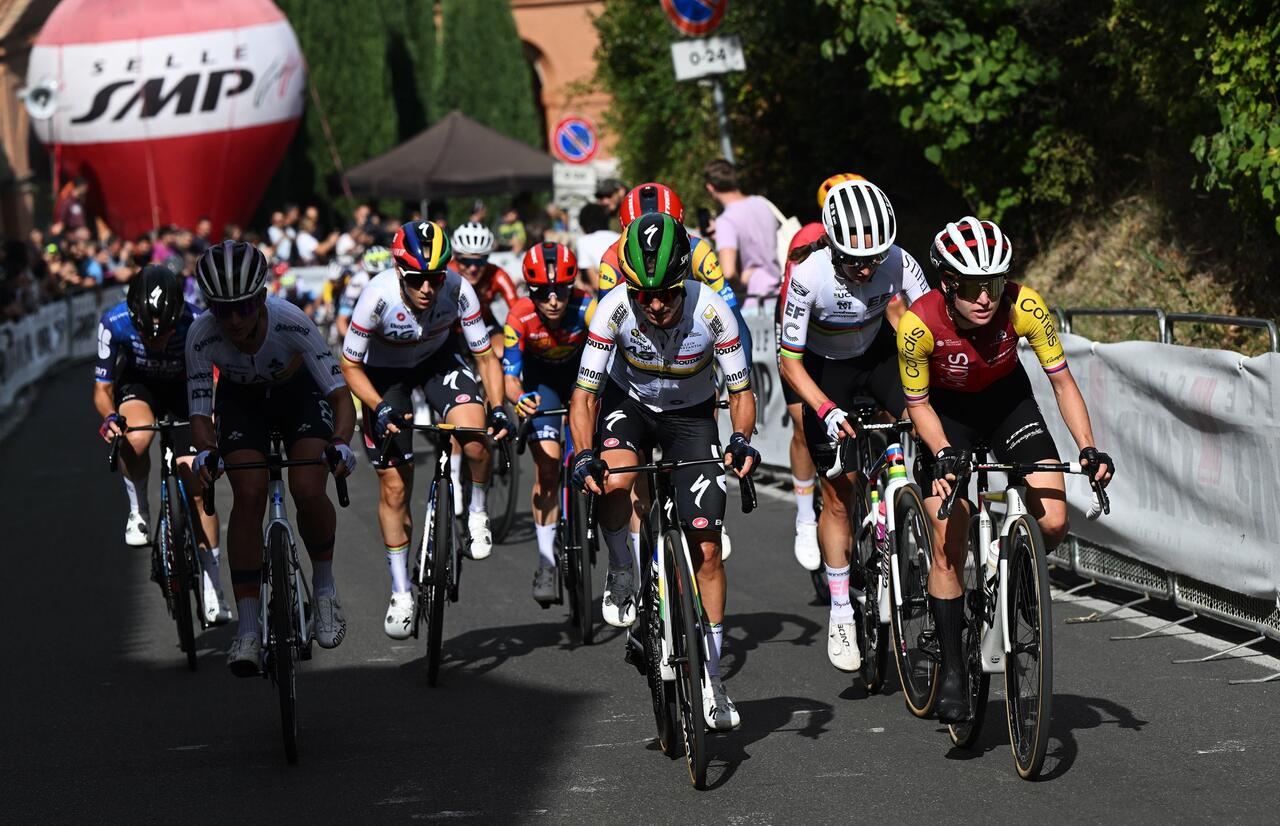 Il gruppo delle migliori sulla salita di San Luca durante il Giro dell'Emilia Donne Élite 2025 © Team Cofidis / Getty Images