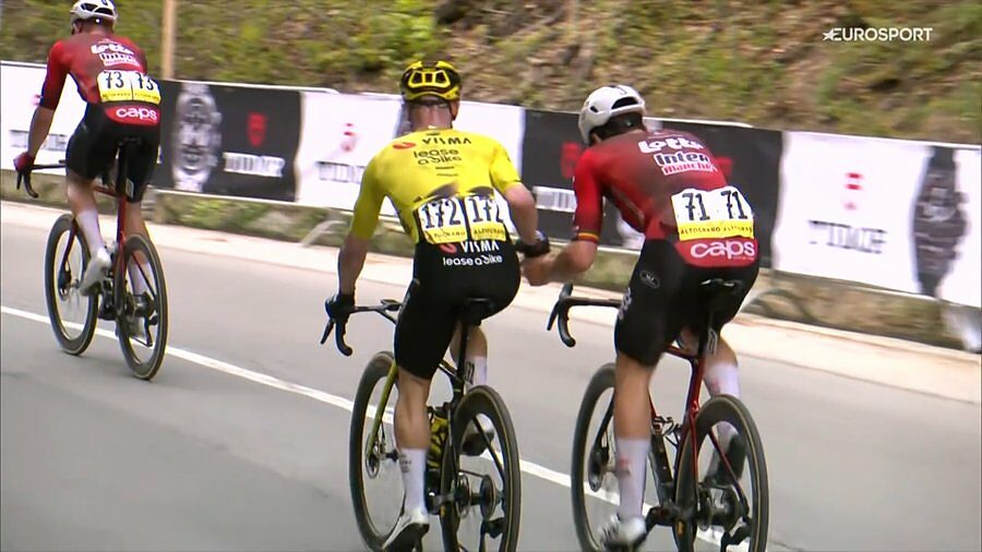 Victor Campenaerts (TVL) passa una borraccia ad Arnaud De Lie (LOI) sul passo Borovets