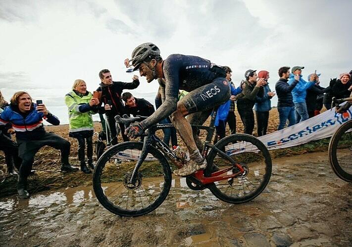 Moscon sul Carrefour de L'Arbre alla Parigi-Roubaix 2021