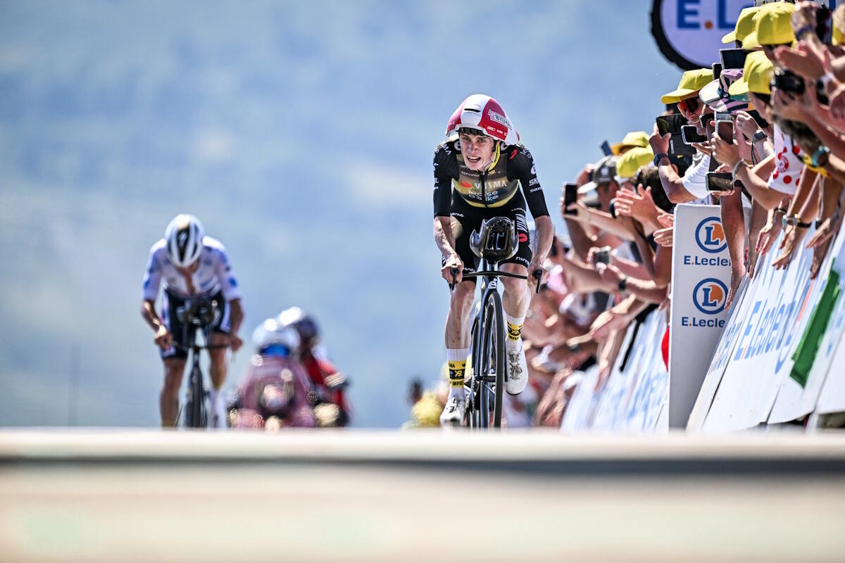 Jonas Vingegaard supera Remco Evenepoel nel finale della cronoscalata al Peyragudes © ASO / Billy Ceusters