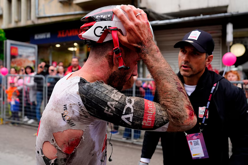 Adam Yates al termine della seconda tappa del Giro 2026 ©AP Photo: LaPresse/Gian Mattia d'Alberto