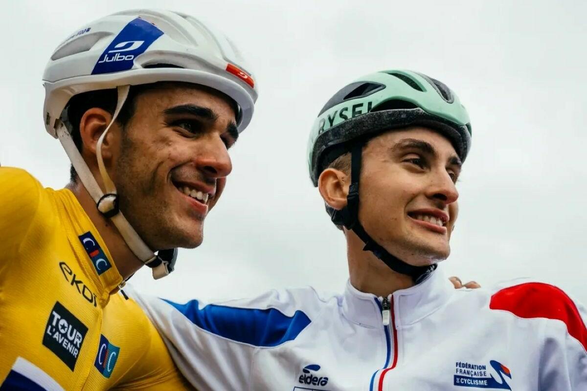 Paul Seixas a destra del compagno di nazionale Maxime Decomble, a cui sfilerà la maglia gialla ©jolypics