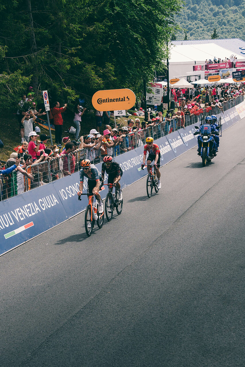 Haig, Warbasse, Leknessund al primo scollinamento sul Piancavallo nella 20a tappa del Giro 2026 ©MirrorMedia