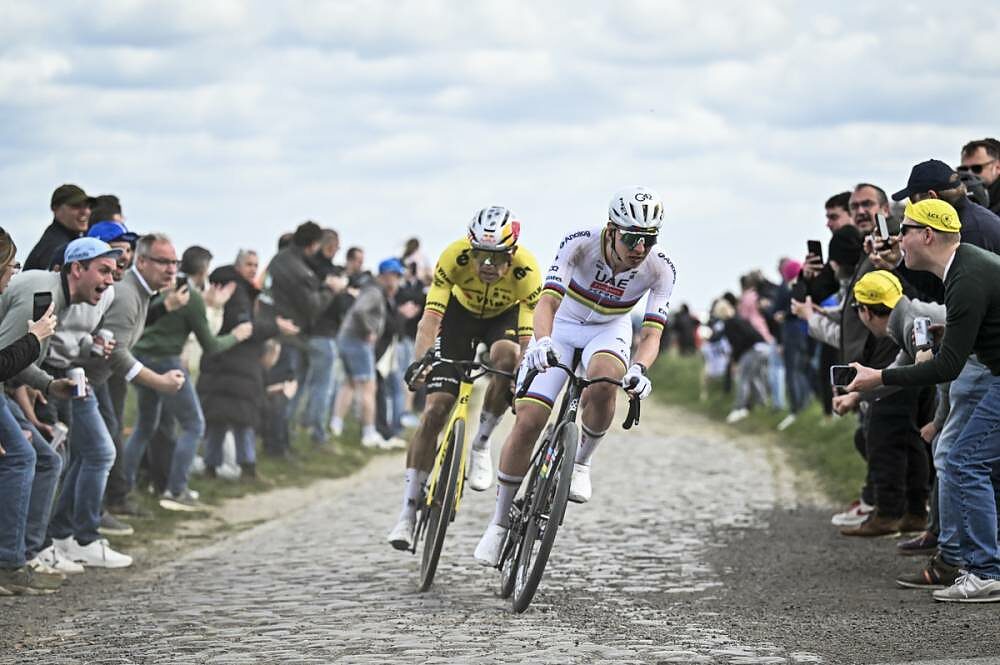 Wout van Aert accanto a Tadej Pogačar  alla Parigi-Roubaix 2026 © A.S.O. / Billy Ceusters