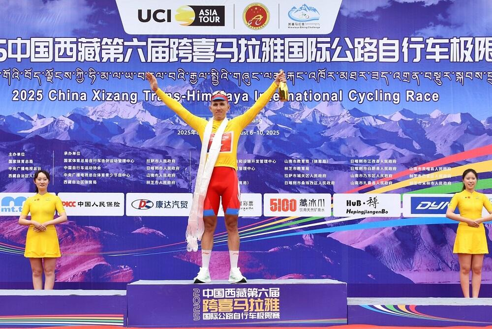 Raman Tsishkou in maglia gialla alla Trans-Himalaya Cycling Race