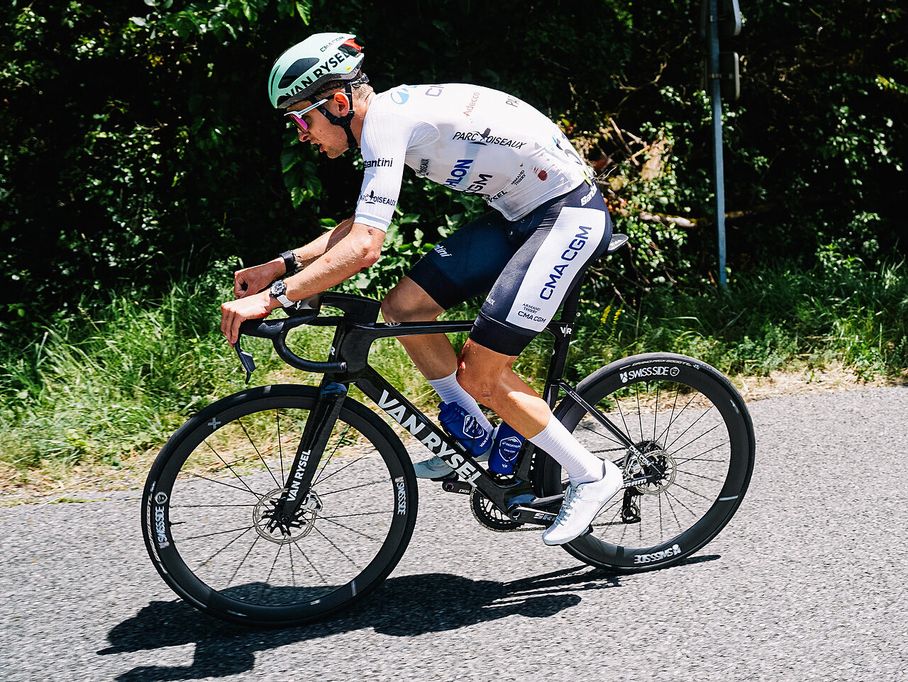Paul Seixas dopo la caduta nella settima tappa del ©Tour Auvergne-Rhône-Alpes