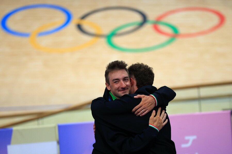 Elia Viviani abbraccia Simone Consonni dopo la Madison di Parigi 2024 ©FCI