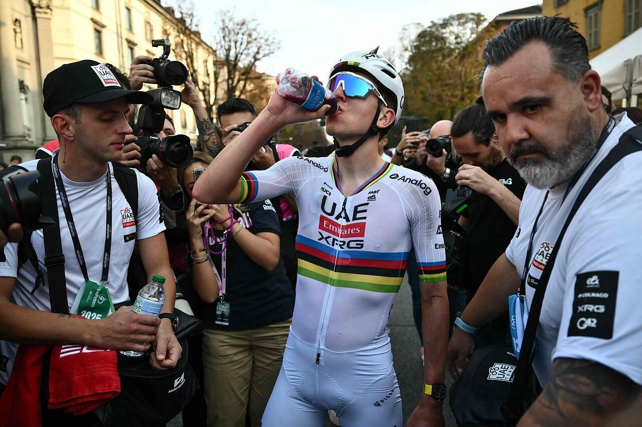 Elguezabal, in questa foto a destra di Pogačar, al Giro di Lombardia 2025 © Afp