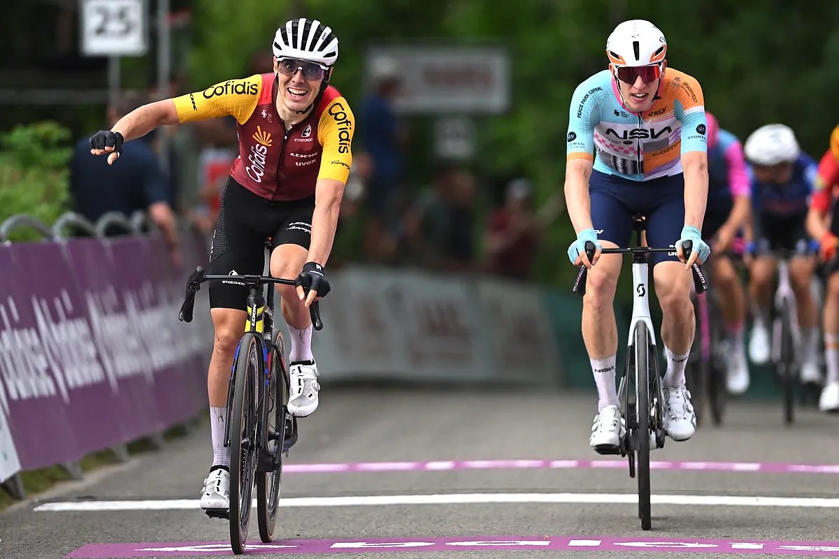 Alex Aranburu festeggia la vittoria nella 3a tappa del Baloise Belgium Tour 2026 davanti a Lewis Askey a Durbuy ©Getty Images