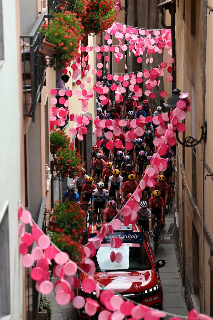 Il gruppo durante il Giro d'Italia Women 2025 © Giro d'Italia Women via X