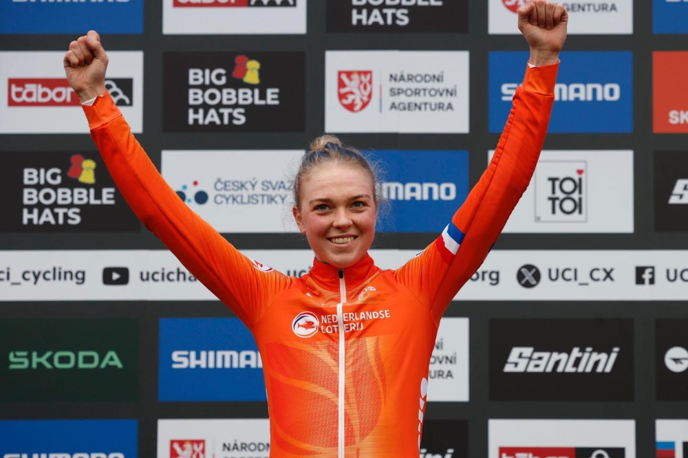 Fem van Empel sul podio del mondiale di Tabor 2024 ©Team Visma Lease a Bike