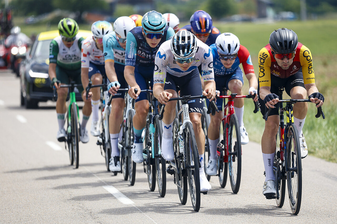 Gli uomini in fuga durante la seconda tappa del Tour Auvergne-Rhone-Alpes 2026 © Movistar Team / SprintCycling via X