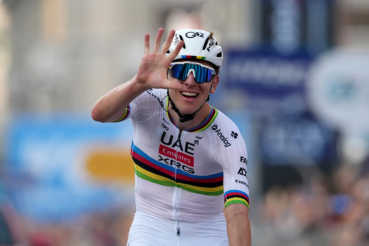 Tadej Pogačar sul traguardo del Giro di Lombardia 2025, il quinto conquistato in carriera dallo sloveno © Il Lombardia via X