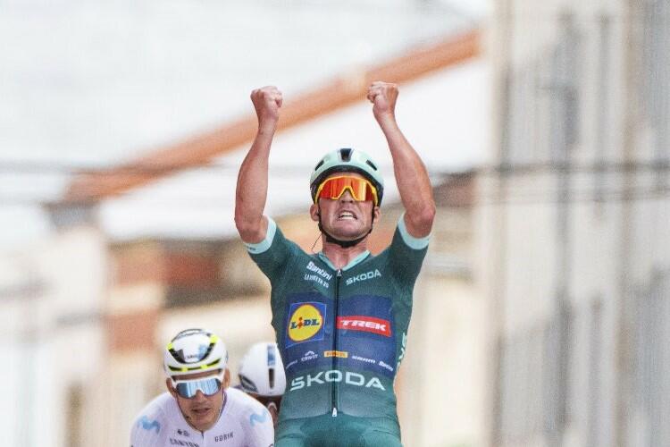 Mads Pedersen vince la quindicesima tappa della Vuelta a España 2025 © La Vuelta via X