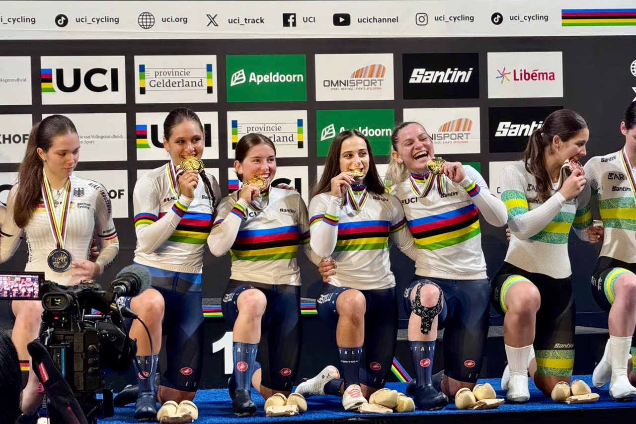 L'Italia oro nella velocità a squadre femminile ai Mondiali su pista juniores 2025 con Siria Trevisan, Matilde Cenci, Agata Campana e Rebecca Fiscarelli ©FCI
