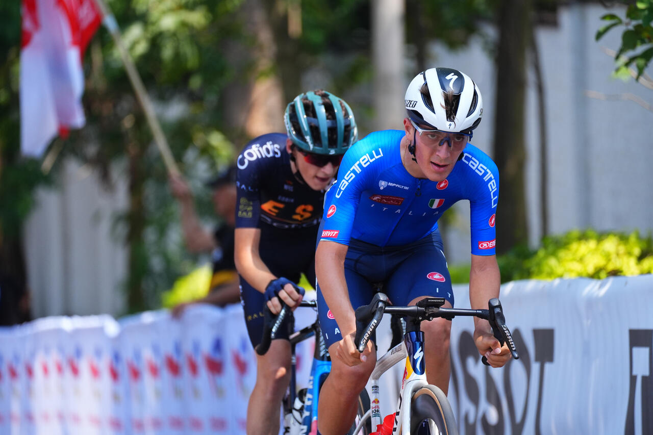 Roberto Capello e Javier Cubillas all'inseguimento di Hudson durante la prova Uomini Junior dei Mondiali di Kigali 2025 © UCI via X