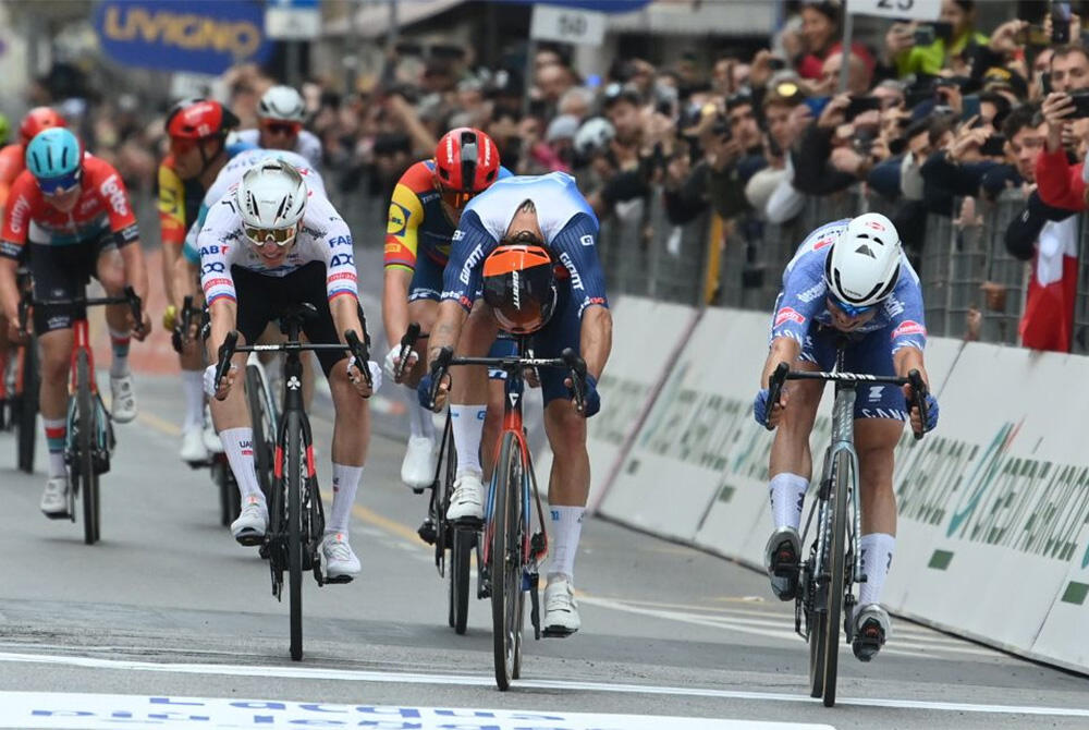 Lo sprint di Jasper Philipsen (a destra) in Via Roma © RCS Sport