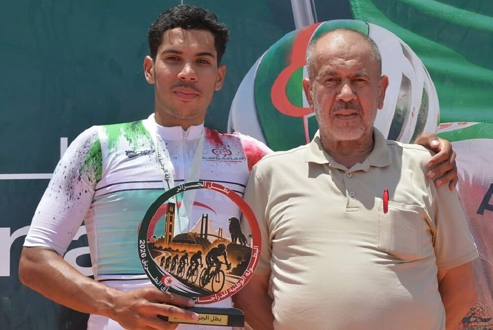 Hamza Amari con la maglia di campione algerino