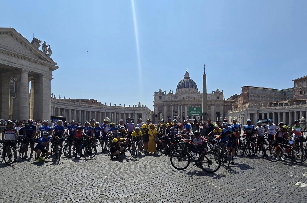 L'arrivo dei partecipanti alla Fléche in piazza San Pietro © Audax randonneur Italia