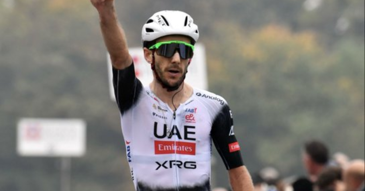 Adam Yates battezza l'albo d'oro del Trofeo Tessile e Moda © Profilo X UAE Emirates-XRG