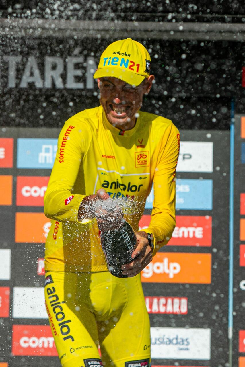 Nych celebra la maglia sul podio di Santarém a 48 ore dalla fine