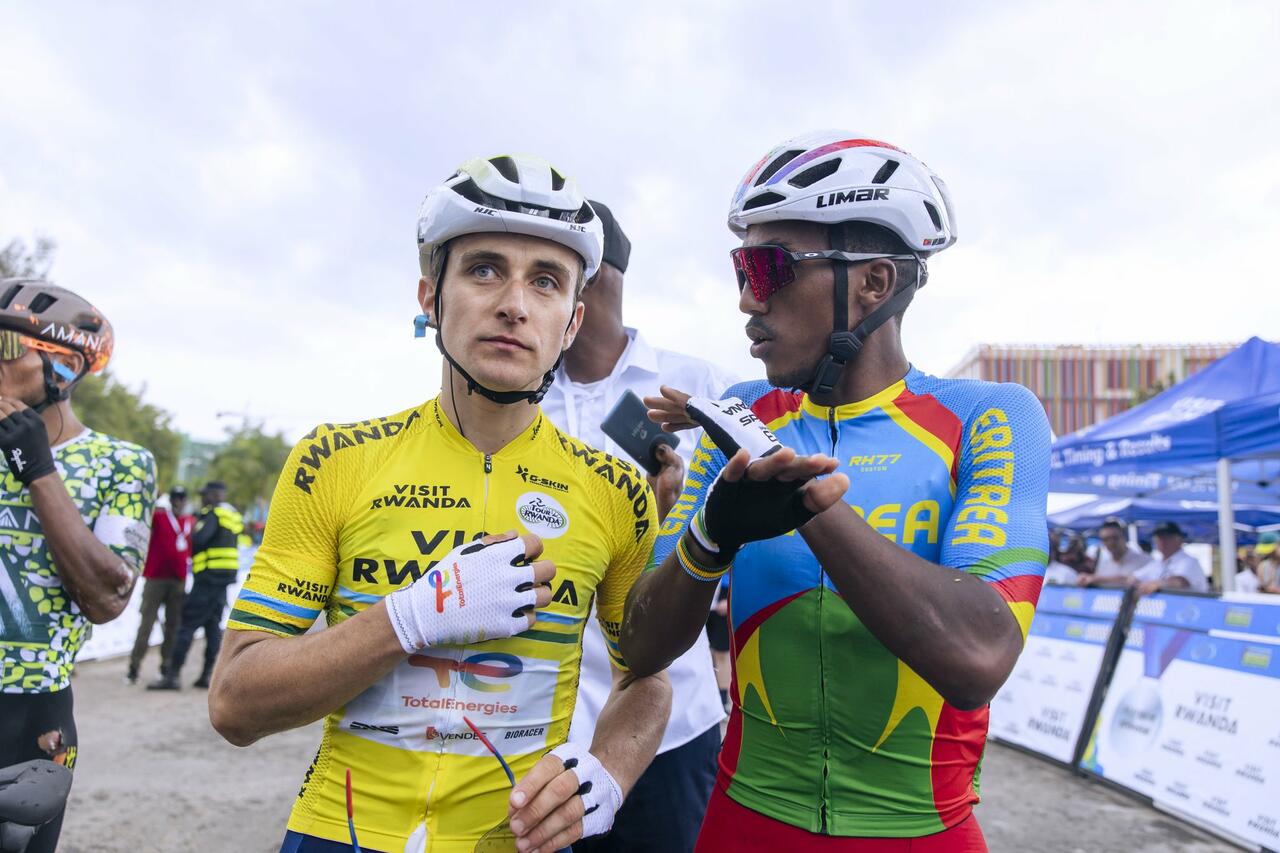 Fabien Doubey discute con Henok Mulubrhan nell'utlima tappa del Tour du Rwanda 2025 © Tour du Rwanda 2025 via X
