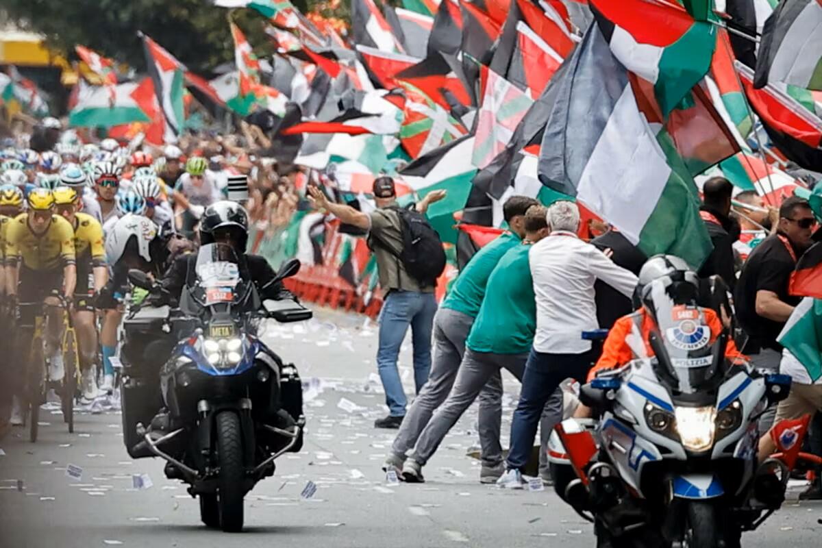 Le proteste durante l'undicesima tappa della Vuelta a España costringono l'organizzazione a neutralizzare la tappa © El Pais / Miguel Toña (EFE)