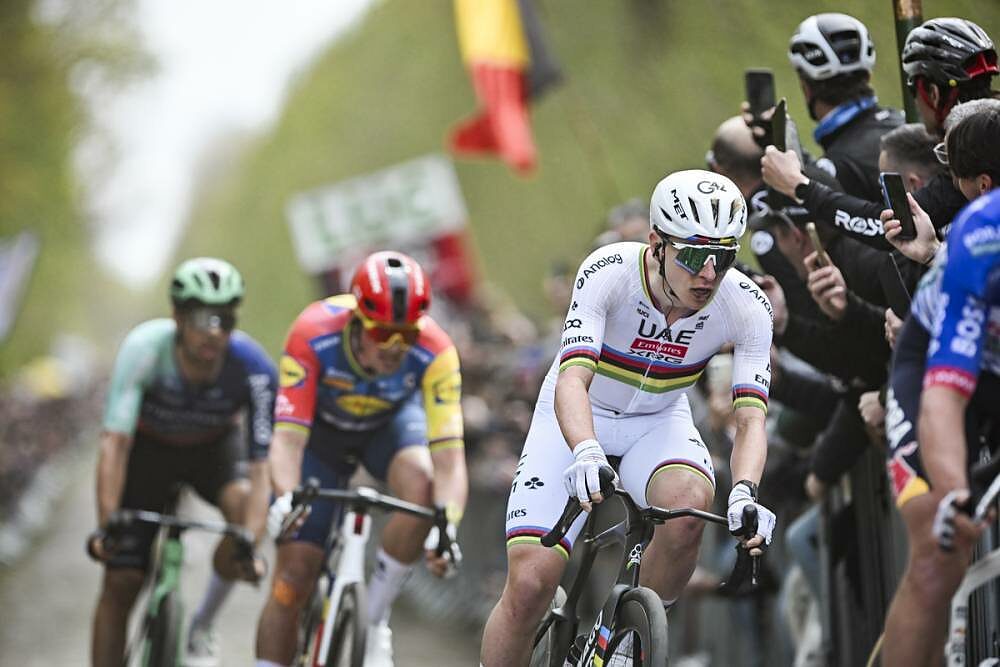 Tadej Pogacar all'uscita dalla foresta di Arenberg (A.S.O./Billy Ceusters)