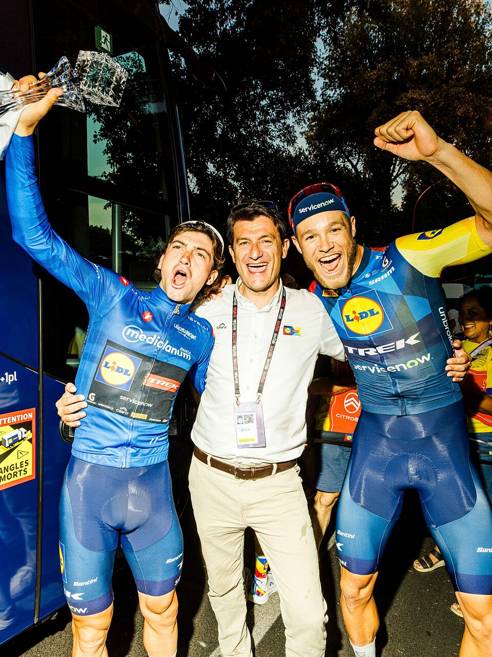 Luca Guercilena a Roma al termine del Giro 2026 con Giulio Ciccone e Jonathan Milan ©LidlTrek