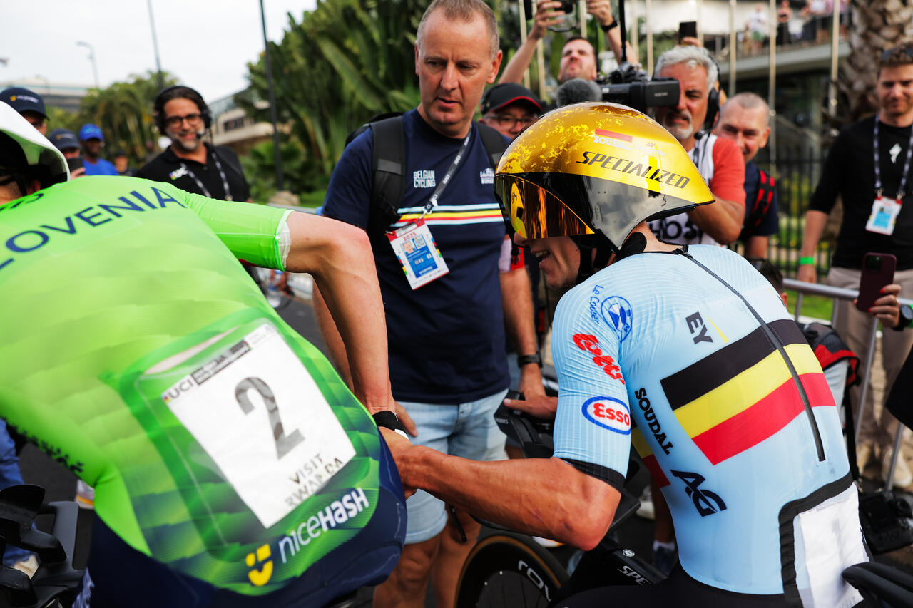 Tadej Pogačar si congratula con Remco Evenepoel dopo la prova a cronometro dei Mondiali di Ciclismo 2025 © UCI via X