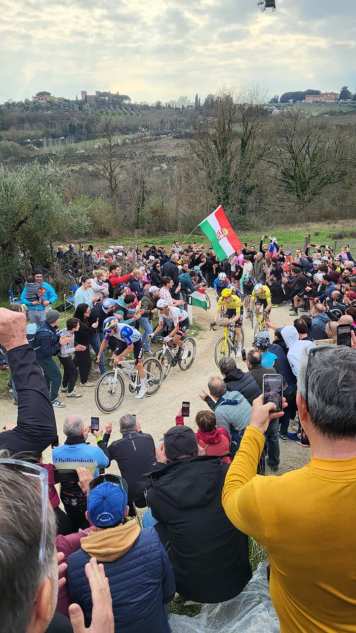 Il gruppo inseguitore al primo passaggio su Colle Pinzuto