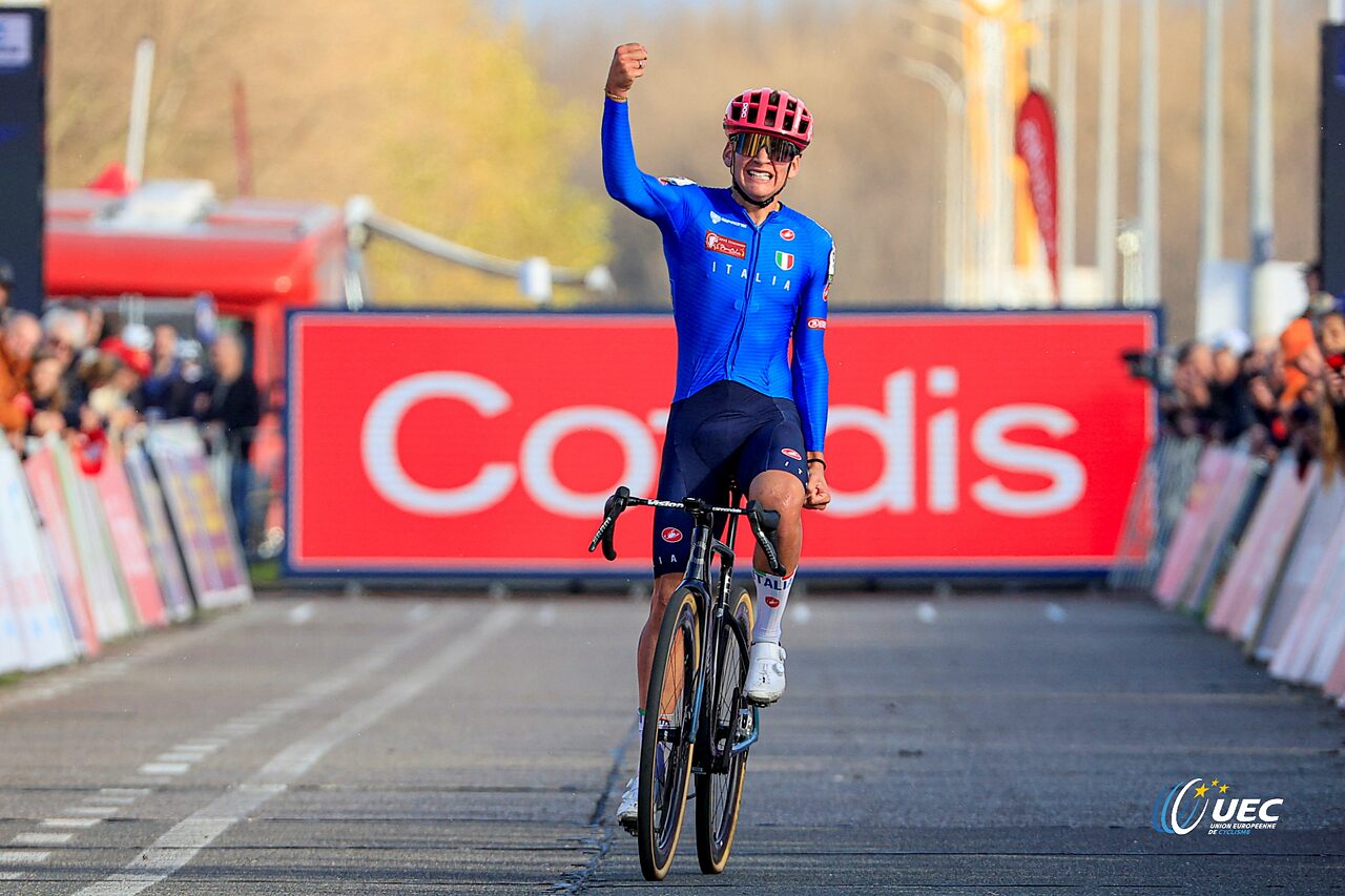Mattia Agostinacchio esulta al traguardo dei Campionati Europei di ciclocross 2025 © UEC Cycling via X
