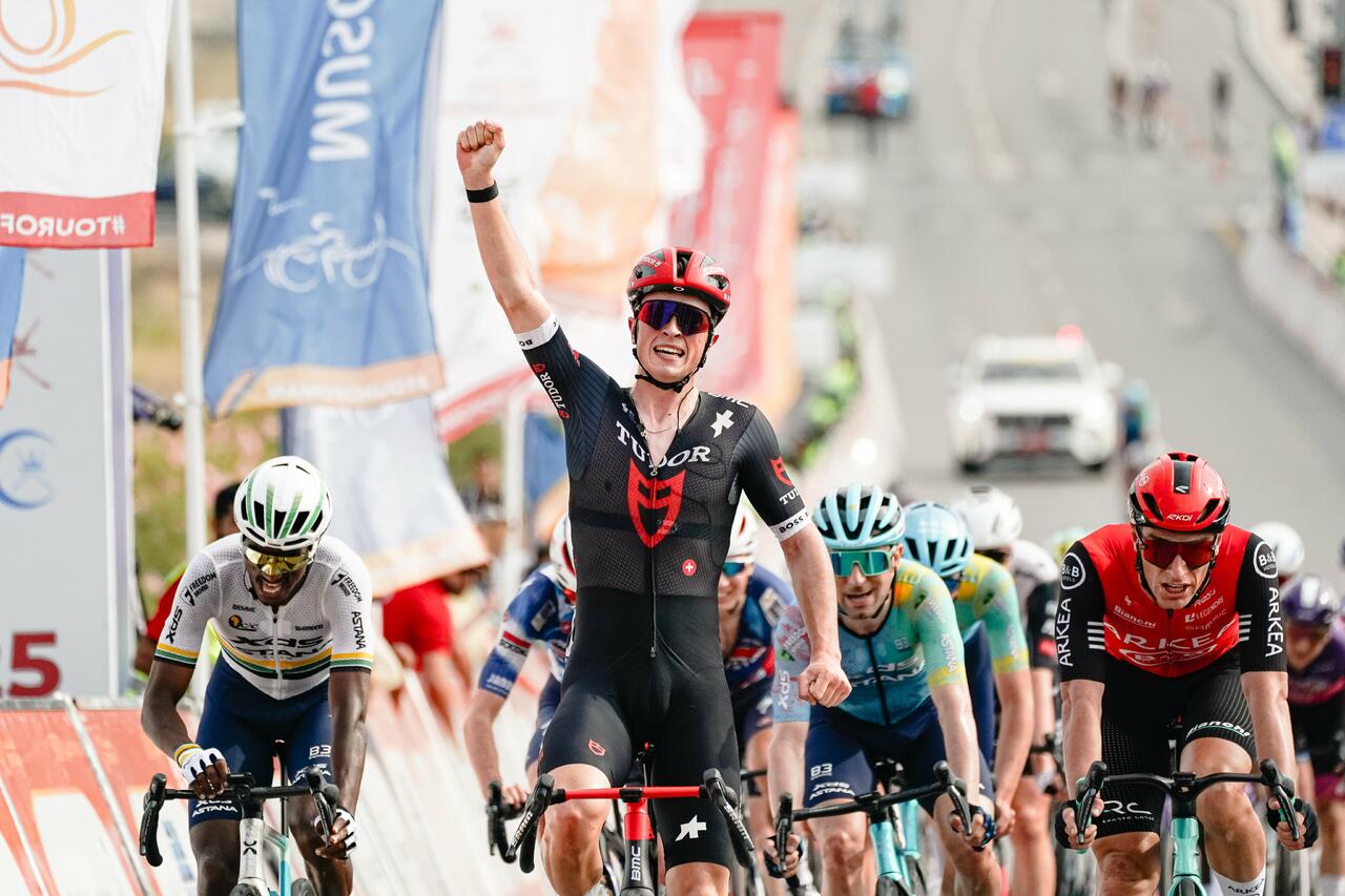 Rick Pluimers primeggia alla Muscat Classic 2025 © Tour of Oman via X
