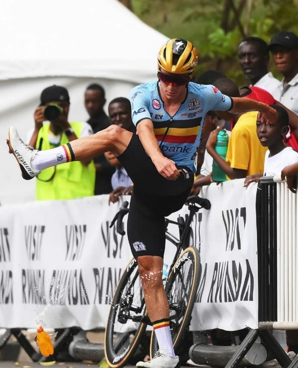 La rabbia di Remco Evenepoel, costretto a due cambi di bici al mondiale di Kigali 2025