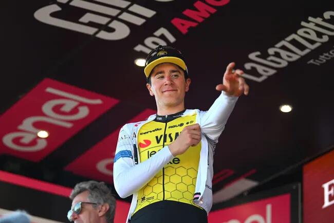 Cian Uijtdebroeks sul palco del Giro d'Italia 2024 © Getty Images