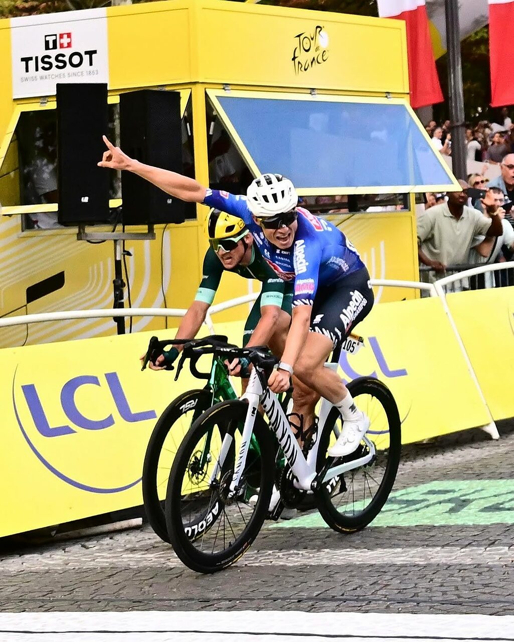 Jasper Philipsen sul traguardo della 21esima tappa del Tour de France 2026 ©Shimano Road via IG