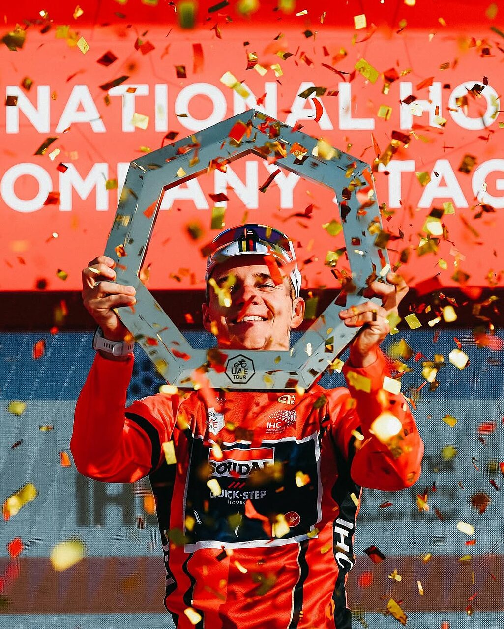 Evenepoel alza il trofeo del vincitore dell'UAE Tour 2023 ©gettysport